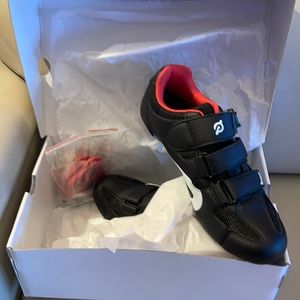 NWT Peloton Women’s Spin Shoes SIZE 9/40